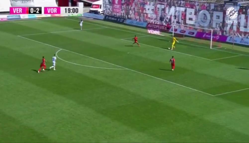 乌克兰联赛抽象的十秒钟，看了几遍才看出来谁攻谁守