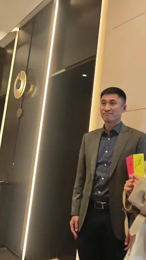 球迷偶遇马宁,问马宁还能去美加墨吗?马宁:正在争取