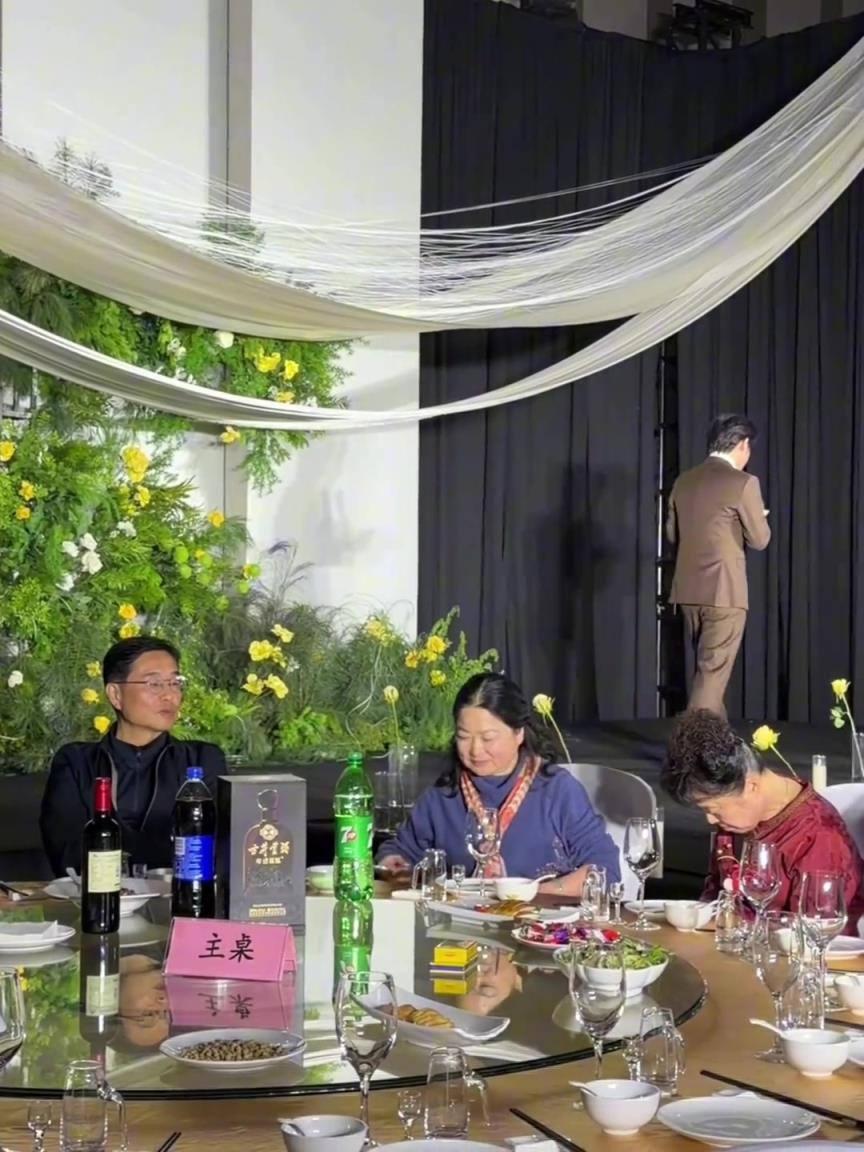 会尬不？一位喜欢打篮球的新郎 出场时以介绍篮球队员般出场