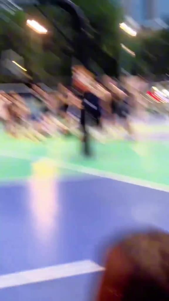 詹密！野球场一位帅哥 又帅又能打且让场边陌生女粉不断尖叫