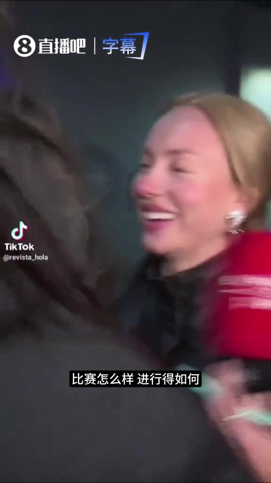 害羞啦~姆巴佩女友羞涩微笑拒绝给男友打分，满脸写着幸福~