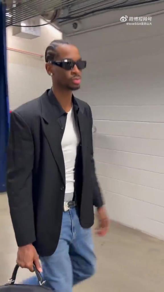 上班了上班了！亚历山大这身穿搭，对他来说有点朴素了