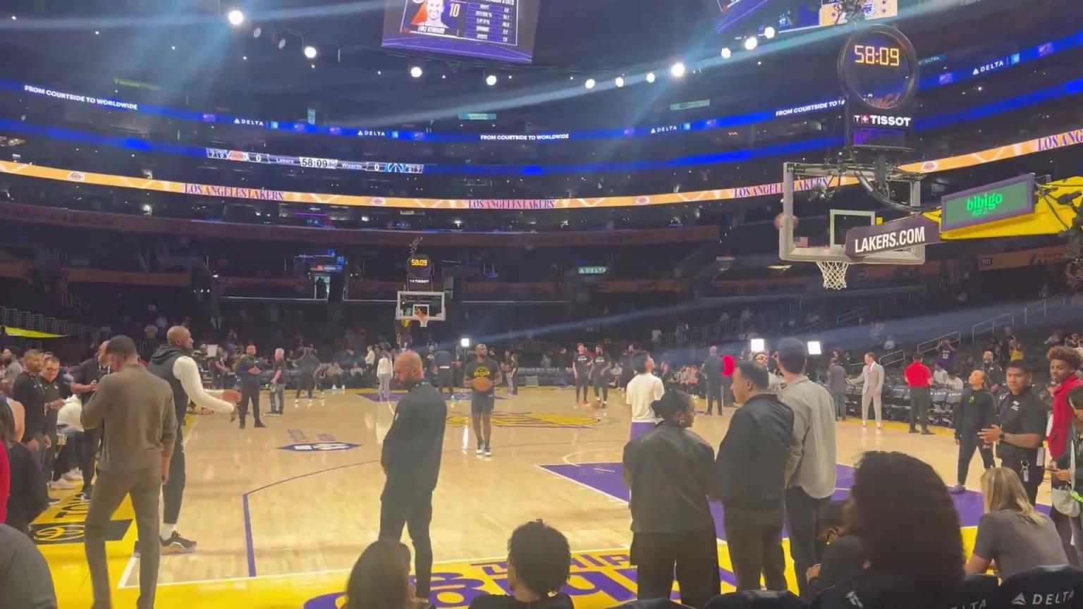 今天东契奇缺阵！詹姆斯早早就到场训练，备战奇才