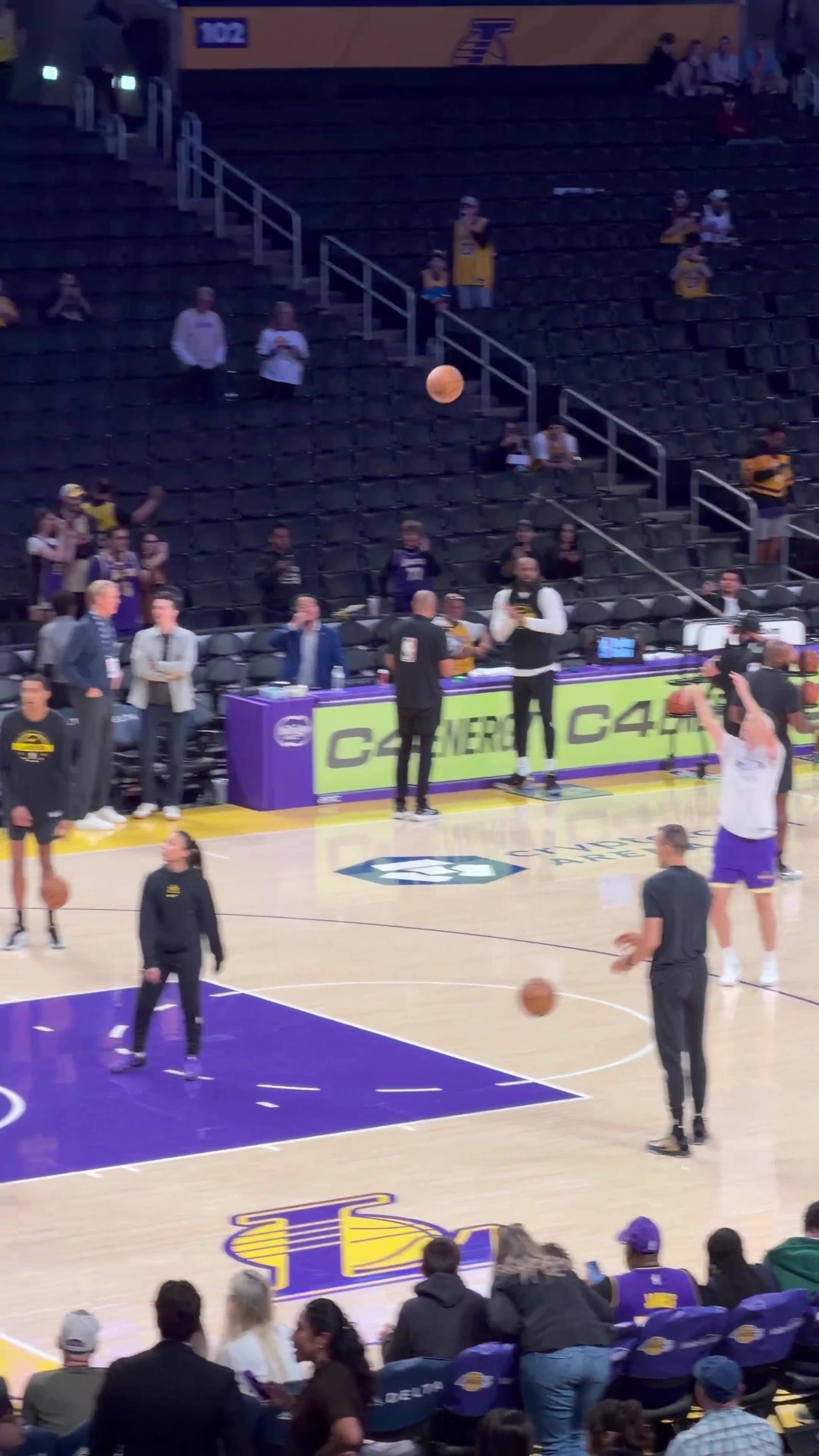 里夫斯赛前训练手感火热！湖记调侃：今晚小里要拿84分了！