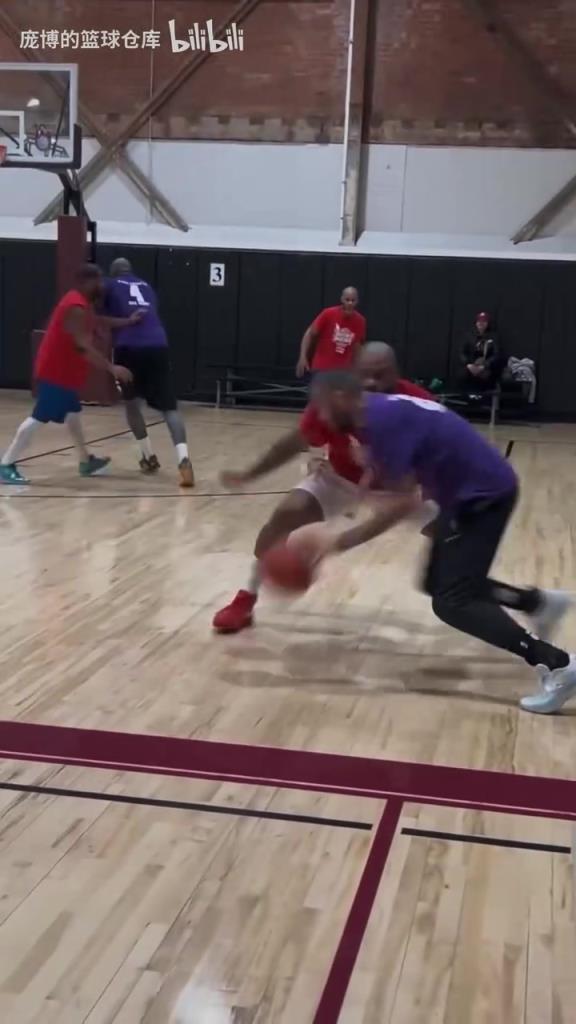 在这就是球星打法！PJ塔克野球局持球一挑多！