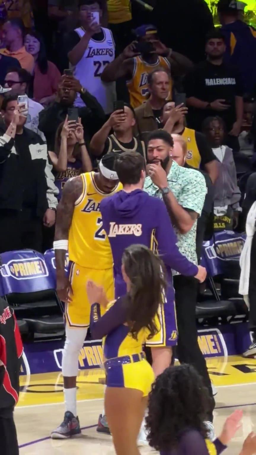 和老队友们叙叙旧！浓眉赛后和里夫斯&彪哥说起了悄悄话