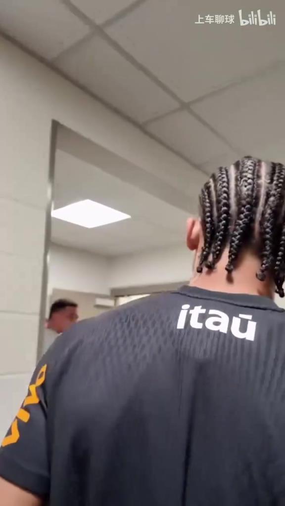 传承！大罗和巴西国家队球员友好互动！和佩德罗说了什么？