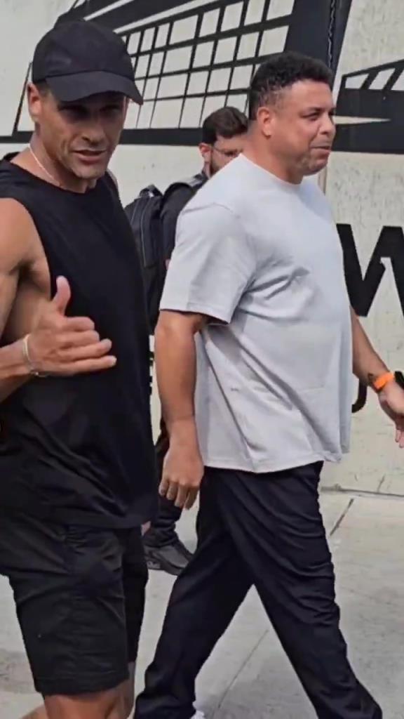 本来是拍维尼修斯入场，结果来了两位真大佬