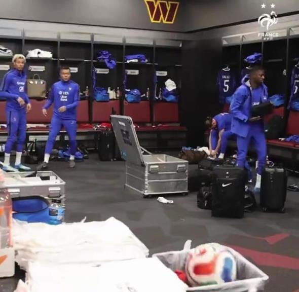 笑得像个孩子！姆巴佩这篮球技术似乎有点东西啊！