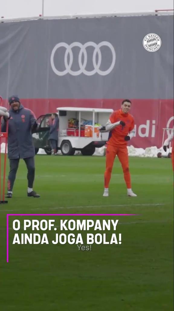 教练正在热身！孔帕尼小秀射门技巧！