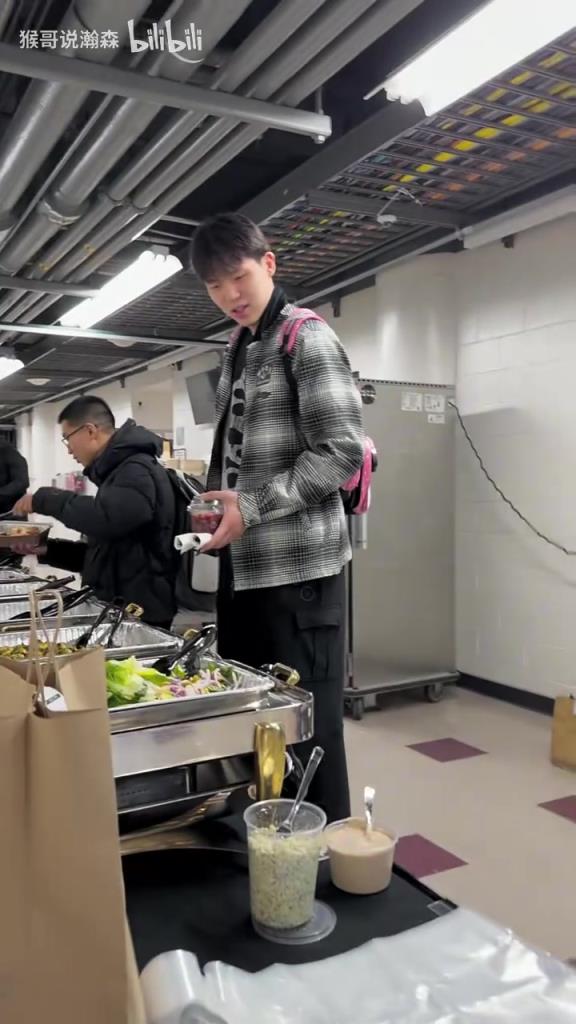 营养价值很高啊！来看看杨瀚森赛后在球队的伙食！