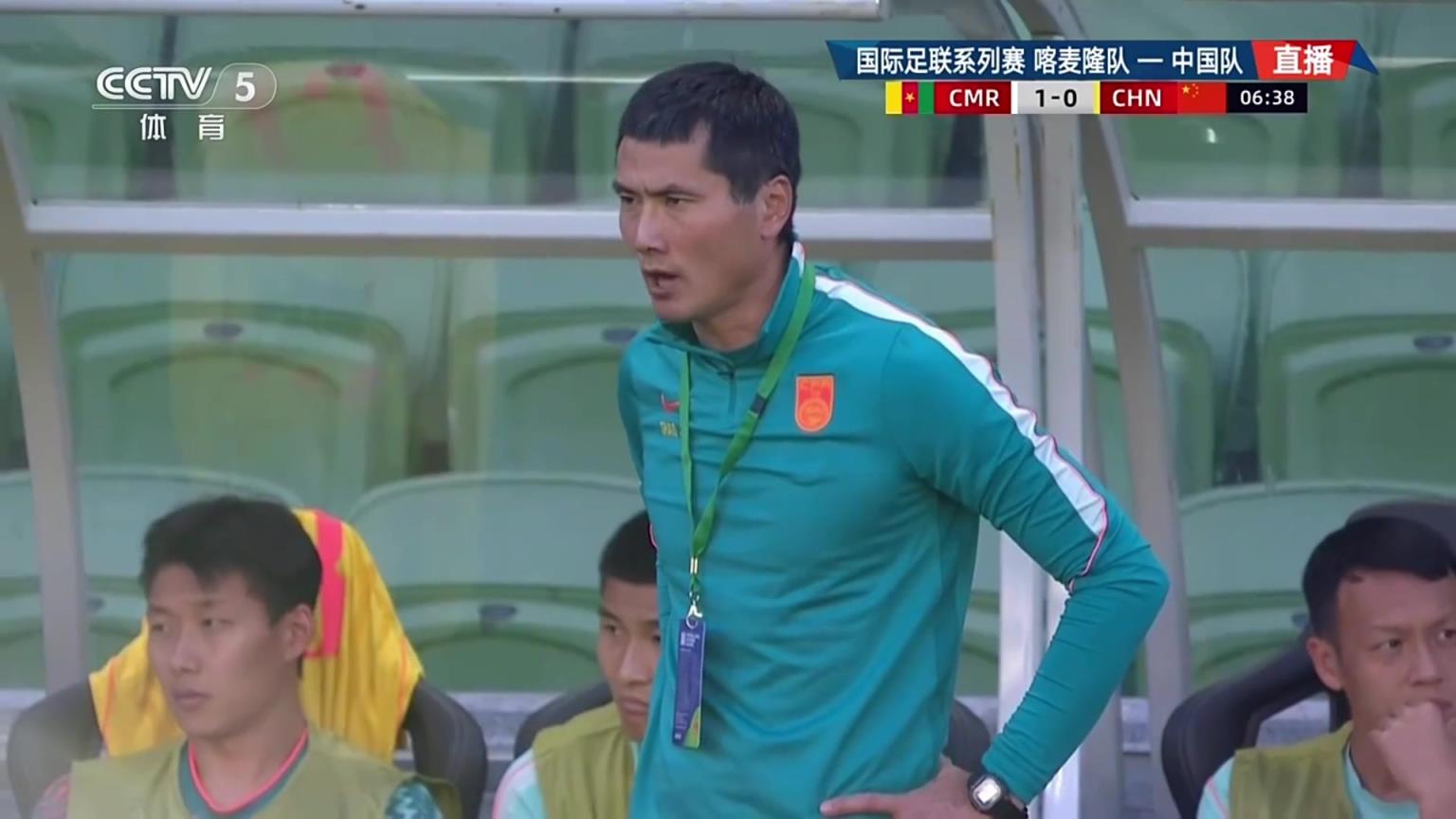 国足丢球后场边的邵佳一面色凝重，一脸不悦在思考些什么