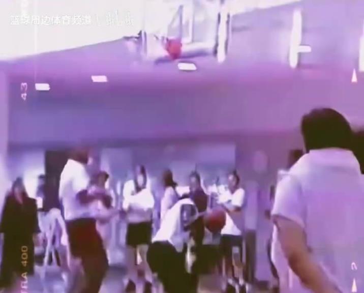 这身材雕刻地太完美了！乔丹当年退役后在健身房打球~