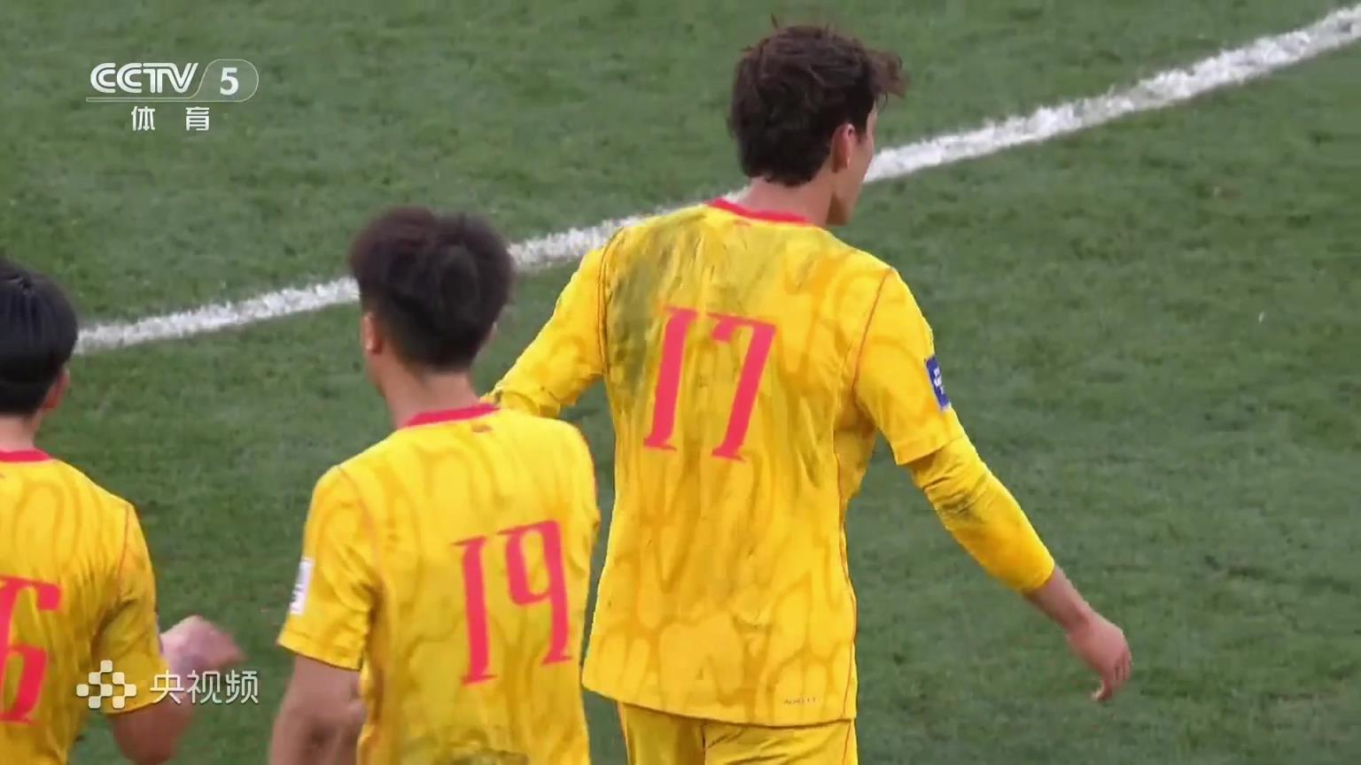 拼命三郎！赛后替补登场拜合拉木的球衣是最脏的