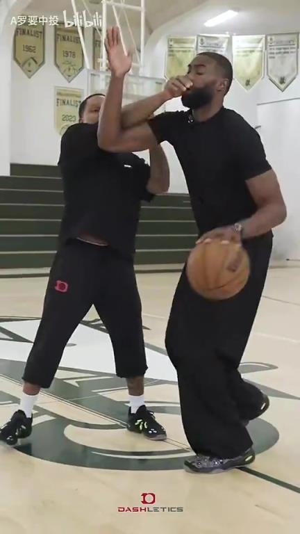 原来造犯规真的可以练！杰伦布朗苦练辅助手造犯规！