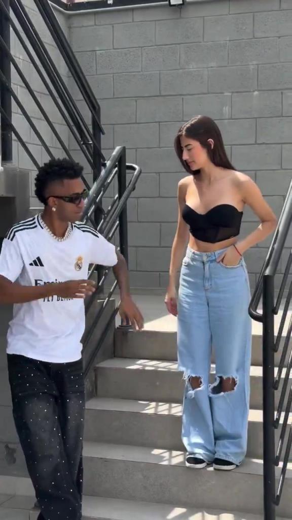 山寨维尼修斯：我本想送她一件纯白信仰，她却给了我致命一击！