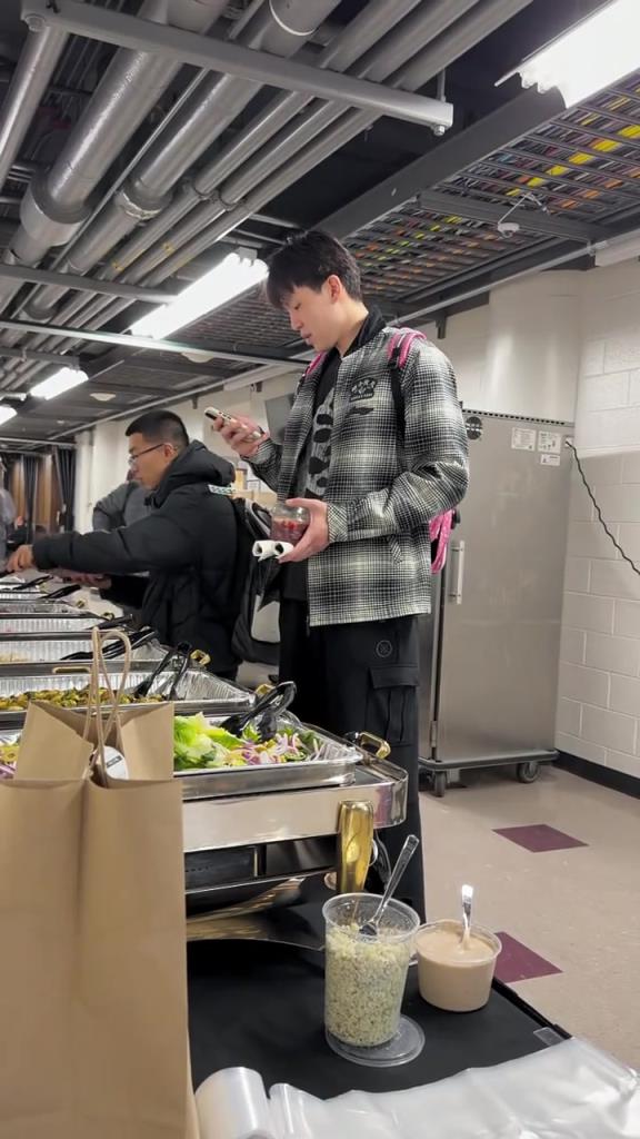 看看赛后杨瀚森在球队吃的啥？