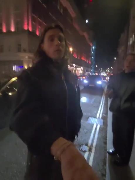 卡拉菲奥里拒绝在英超奖杯上签名，因为他还没赢过，他说自己迷信