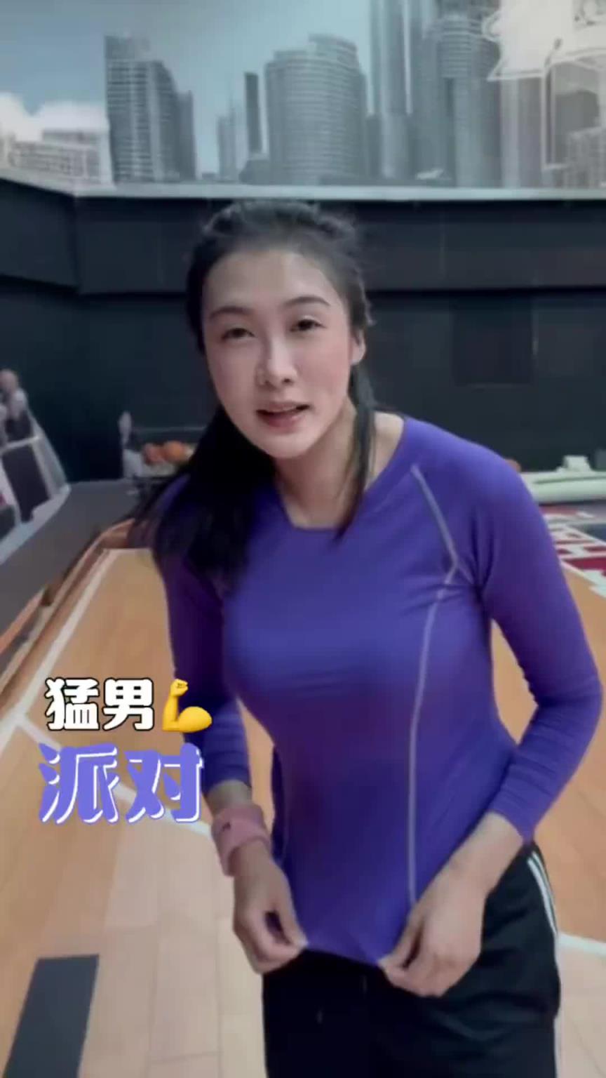 网红球员学妹布朗妮挑战猛男夹缝中生存！这身材应该不吃亏吧