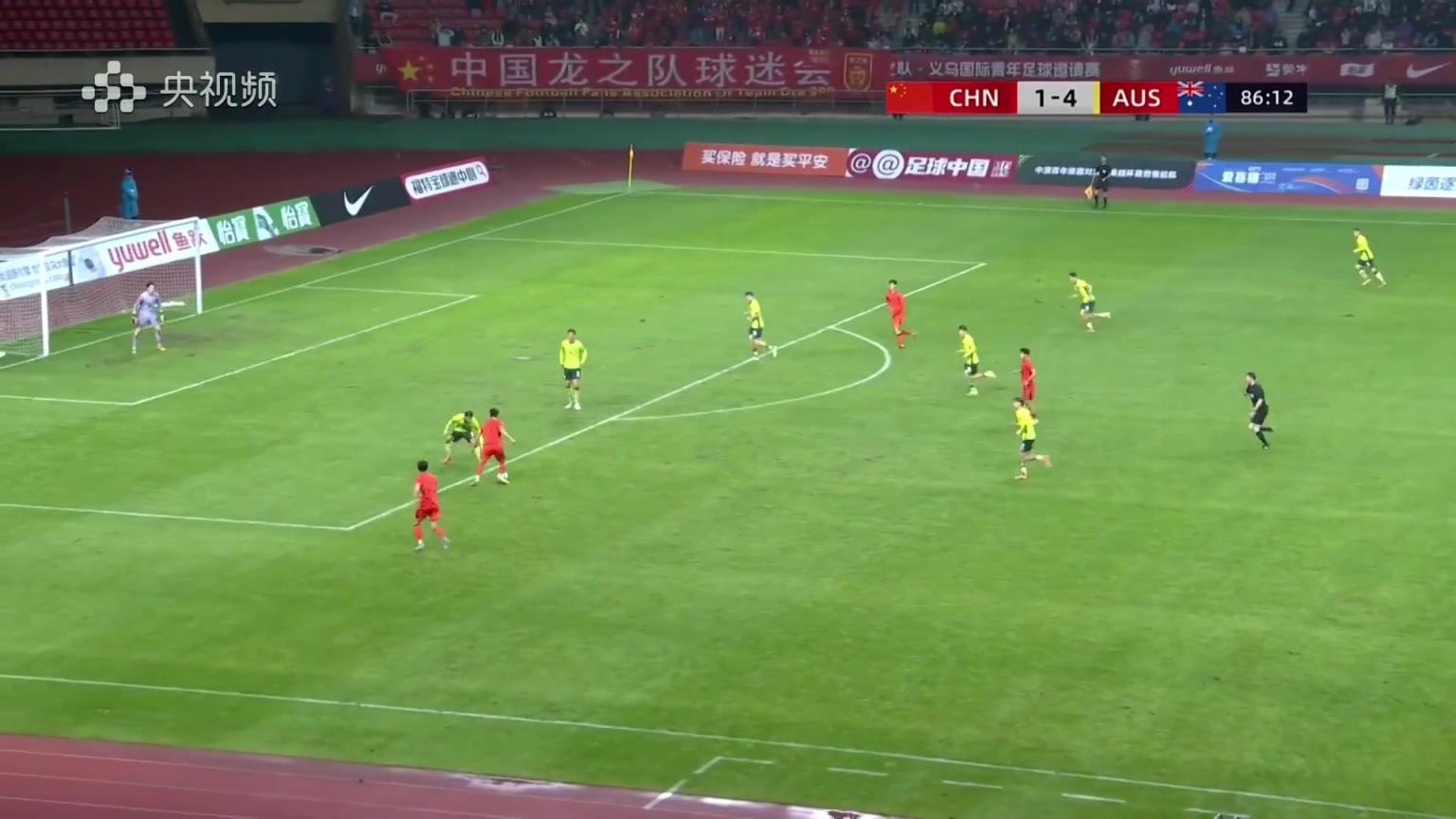 这脚漂亮！对手手球没吹，杨铭锐直接禁区外打门折射入网2-4