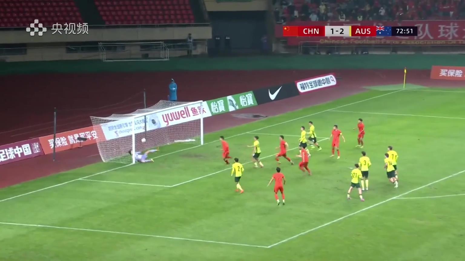 差点就是世界波！苗润东任意球直接打门击中横梁又中柱