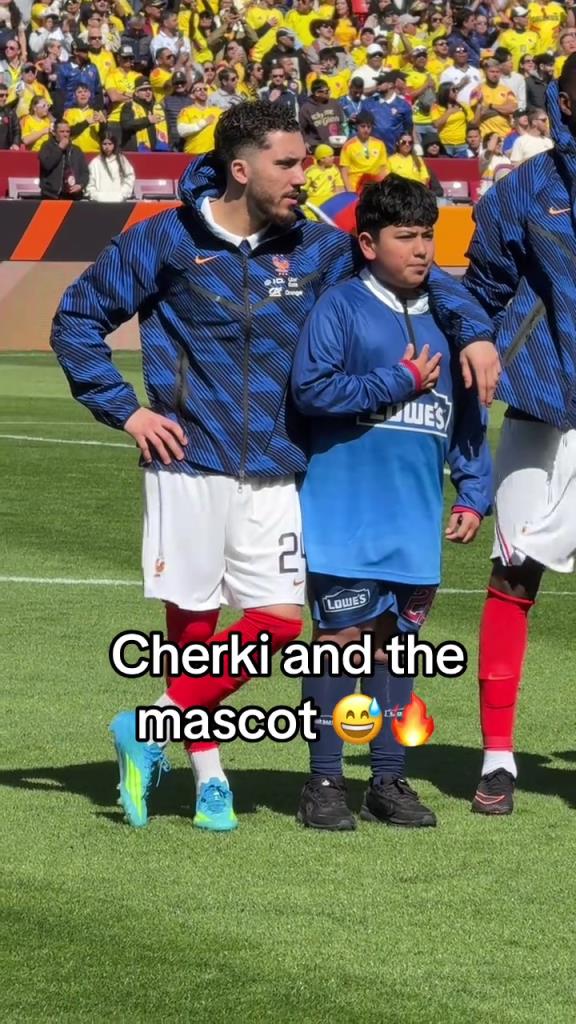 你见过这么放荡不羁的球员吗？切尔基：我就是球场最帅的崽