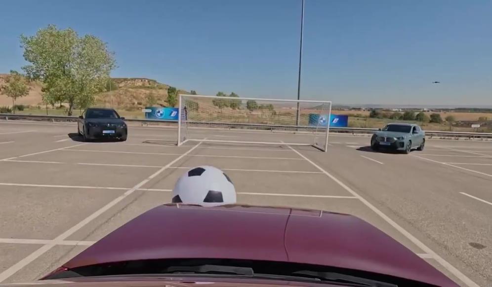 太会玩了皇马球员开着宝马踢足球，这脚“世界波”你给几分