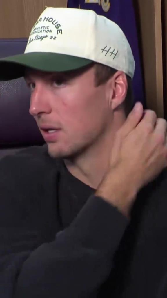 这气氛真好！詹姆斯唱起自创《肯纳德主题曲》后者被逗笑