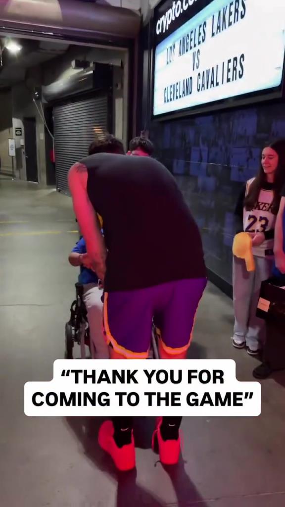 优质偶像！湖人vs骑士 东契奇赛前见小球迷给小球迷签名