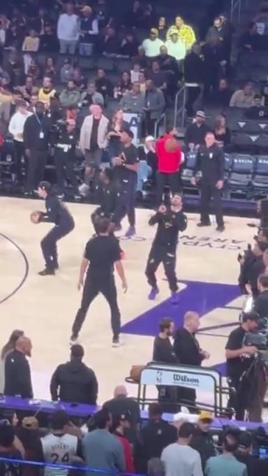 被篮球耽误的足球健将？东契奇赛前颠头球 水平还不差！