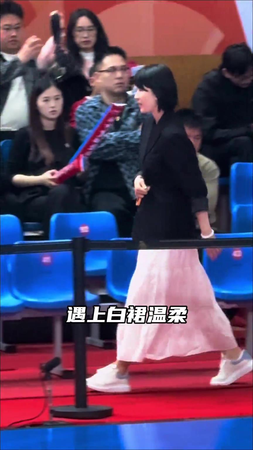 伍总新混搭风格尽显飒爽英姿！