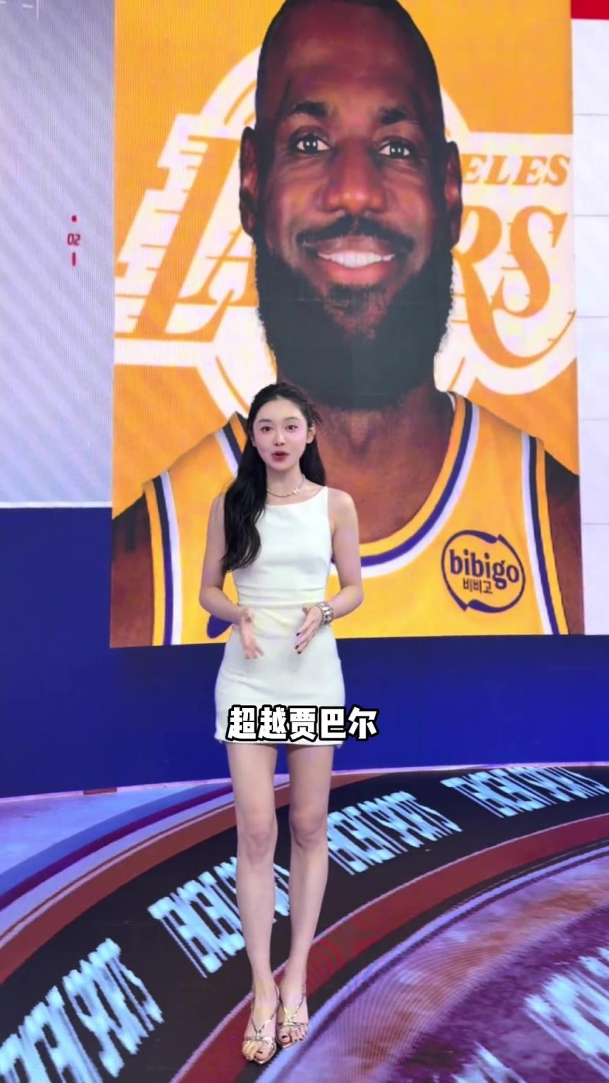 美娜的嘴角都压不住啦☺️ 詹姆斯生涯总胜场数来到1229！！