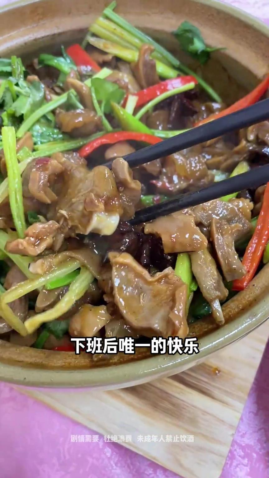 这烧鹅看着真香啊朱芳雨晒美食日常：体验东莞烟火气~