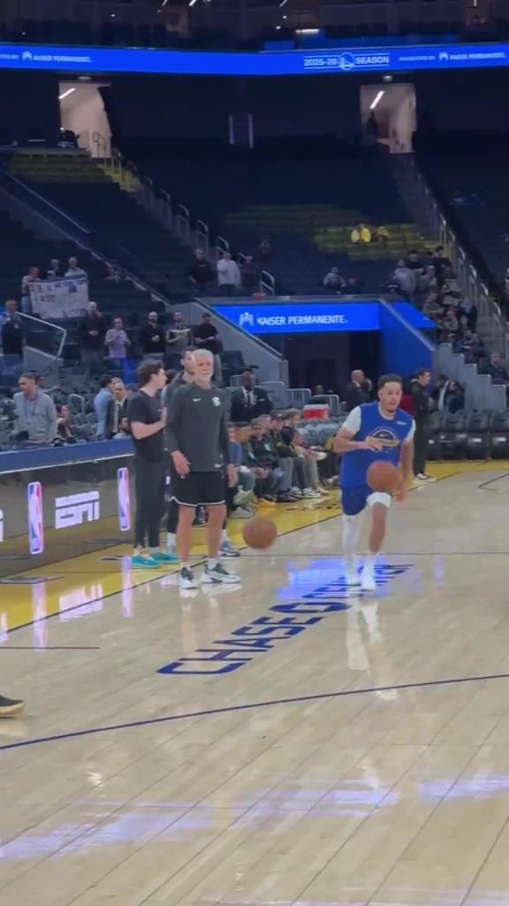 离复出不远了！库里赛前和弟弟一起投篮热身