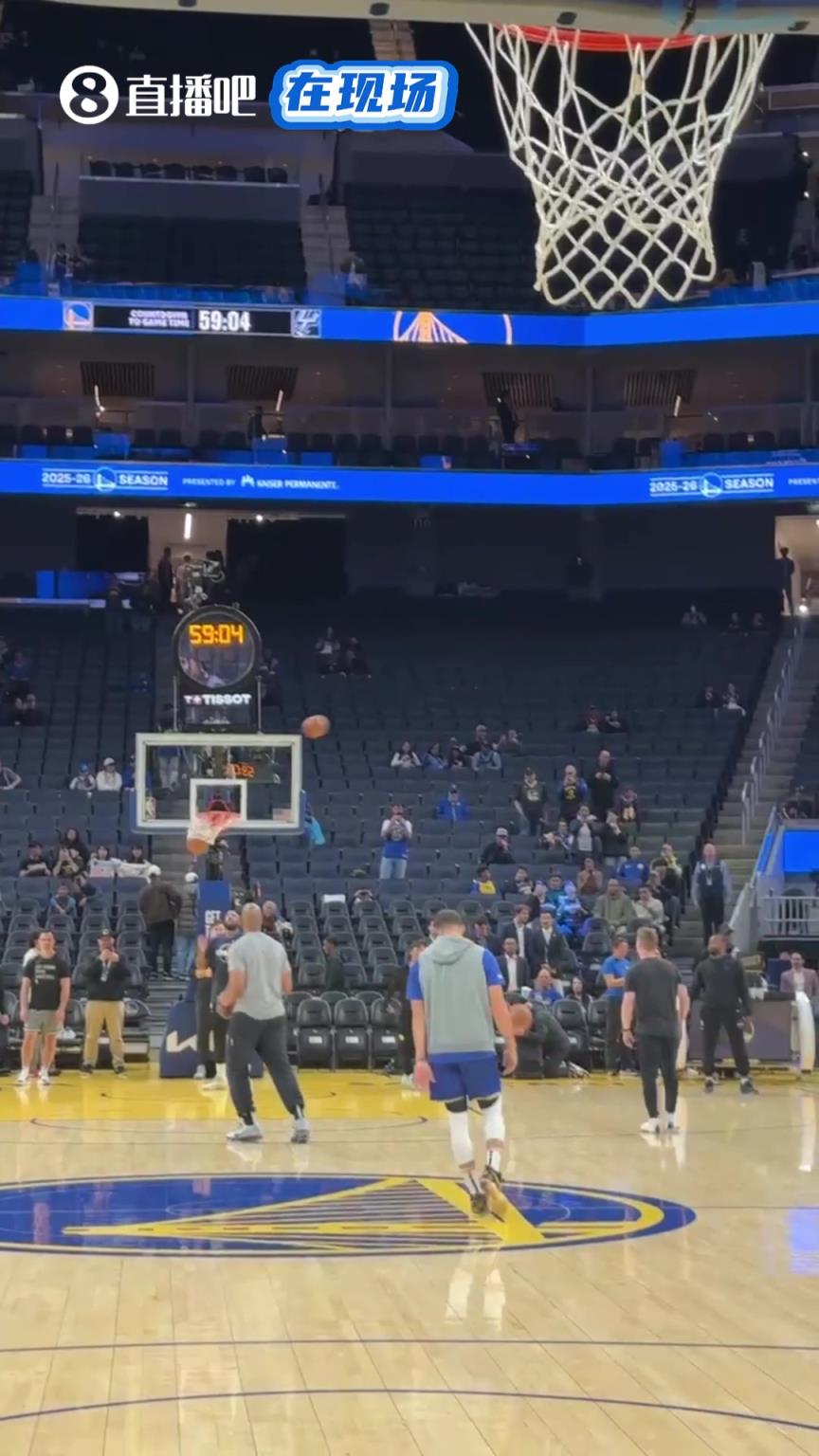 库里赛前热身LOGO三分一击命中，还是那个熟悉的味道！