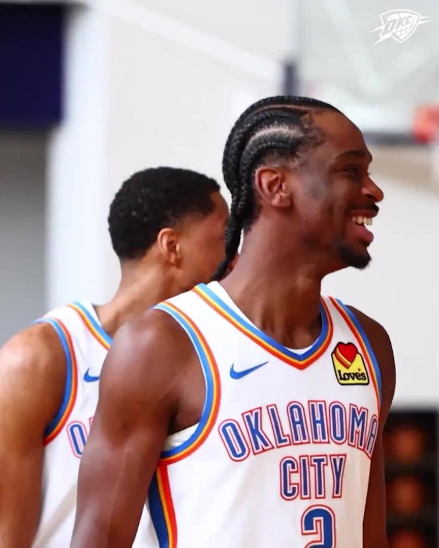 切特和老八都戴上了发带，SGA反而摘掉了！雷霆拍摄全家福！