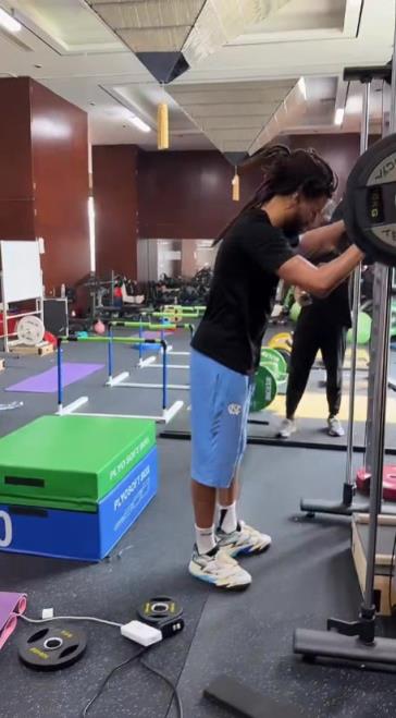 真的没开玩笑！同曦官方正在直播说唱歌手J.Cole在队训练！