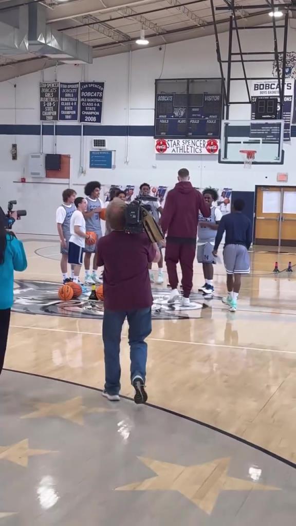 成功人士！哈滕探访了高中篮球队的训练课，解答了球员们的问题！