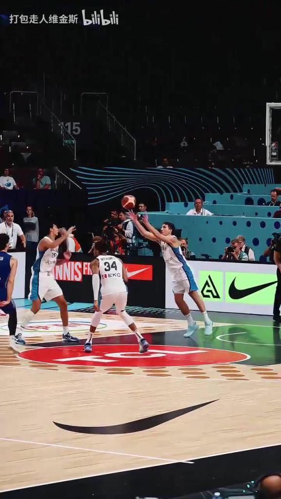 从联盟一线掉队？名场面：字母哥恐怖半场3步暴力扣篮！