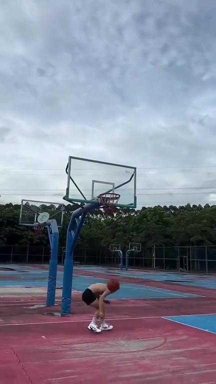 卧槽，炸裂啊！在野球场能这样扣篮，都是民间超级大神吧