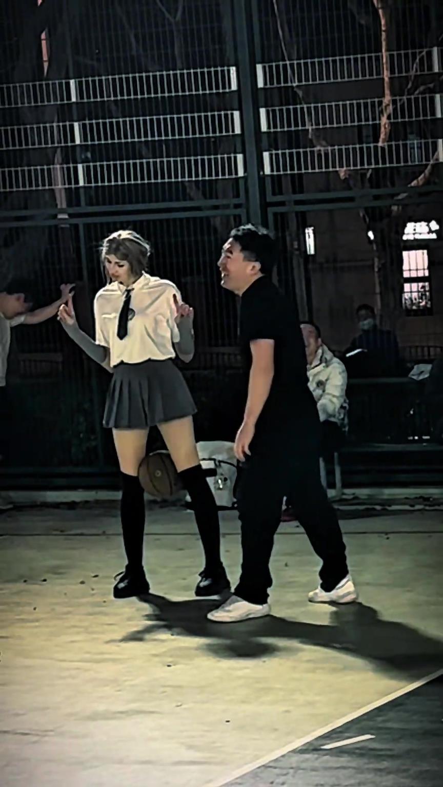 国外女郎穿着短裙球场打球 大推荐夹着篮球 对手都不好意思抢了