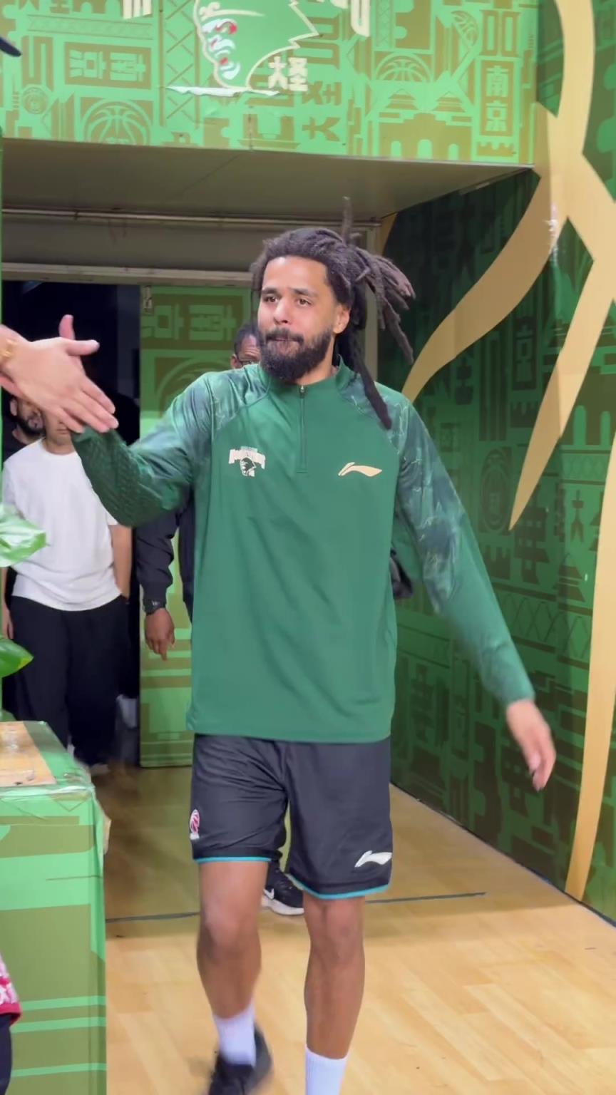 j cole加盟cba！网友：耳机里的男人朝我走来了！不敢信