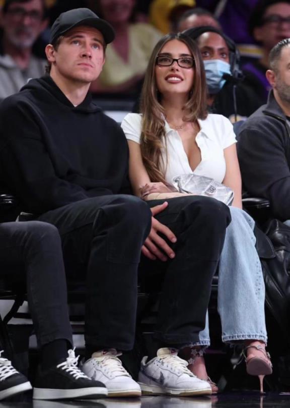 老实的四分卫河伯和他绝美的女朋友啤酒妹在湖人主场观赛...