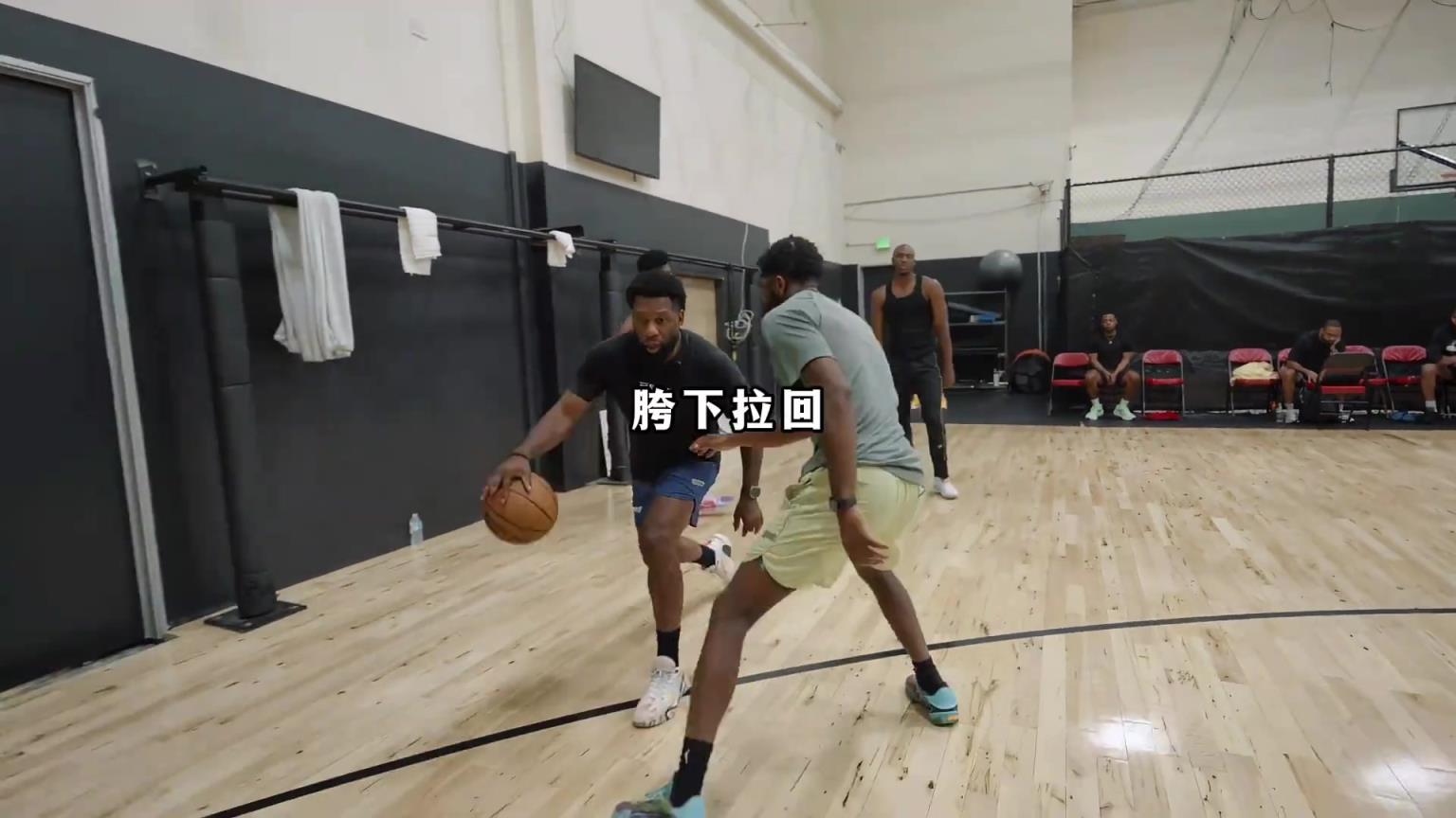 “马克西都在学习的突破和上篮技巧,突破到篮下的对抗欧洲步”