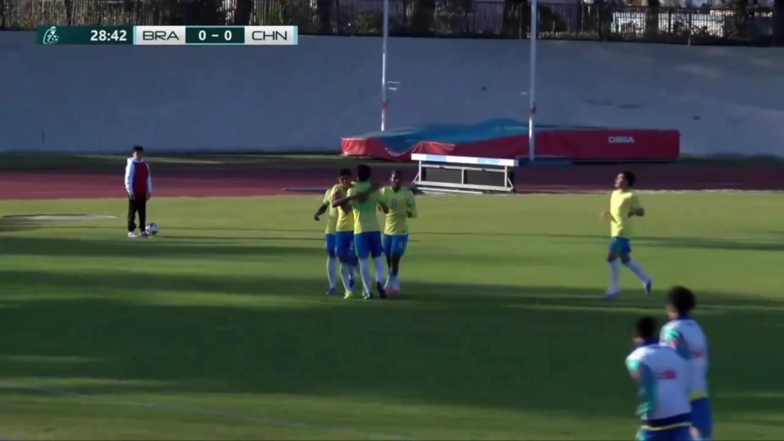 中国男足U16丢球!费雷拉插上禁区内弹射破门!