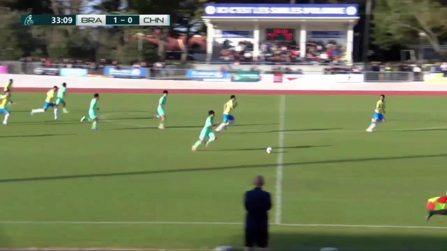 中国男足U16反击机会!李家进远距离吊射险些破门!