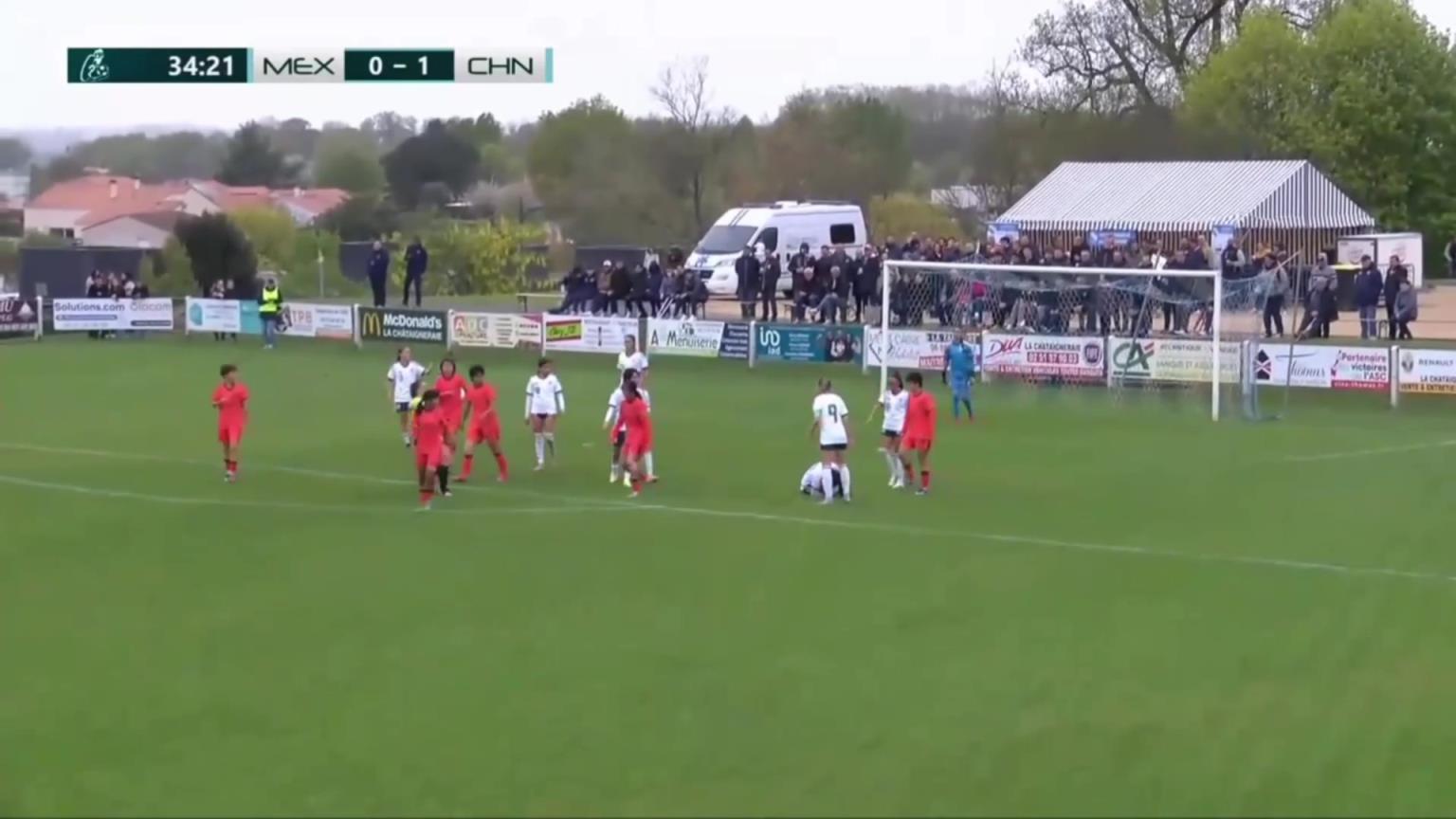 中国女足U16少打一人!吴逸羲倒钩射门危险动作被直红罚下!