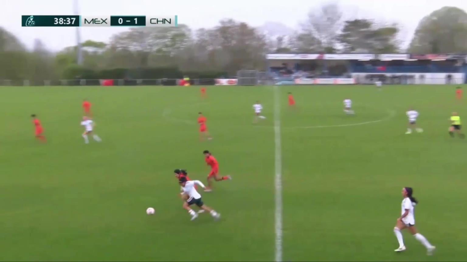 十人中国U16女足1-1遭扳平!墨西哥女足禁区内抢点破门!