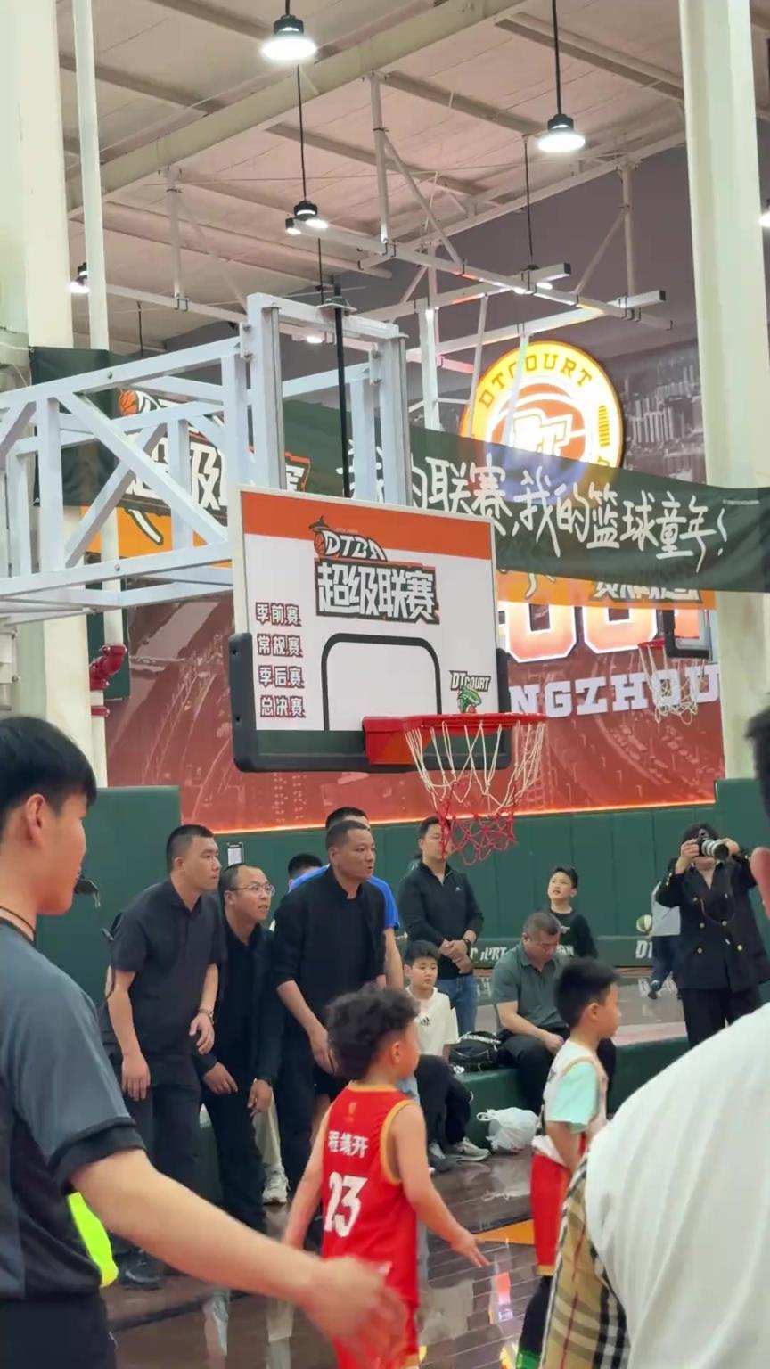 同一个球场同一个爸爸...