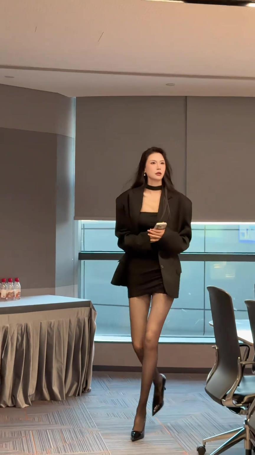 你见过身高196的霸道女总裁吗 ？“诺姐”的黑丝长腿杀伤力太强了